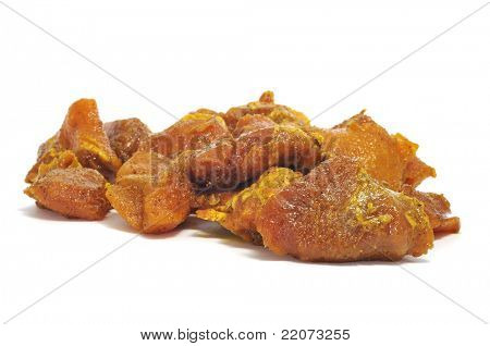 en bunke af marineret kyllingekød på en hvid baggrund