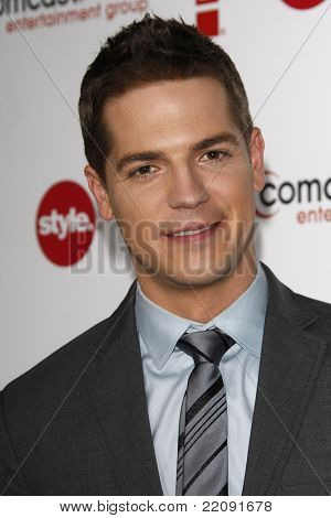 PASADENA - JAN 5: Jason Kennedy na Comcast Entertainment Group TCA koktejl příjem na th