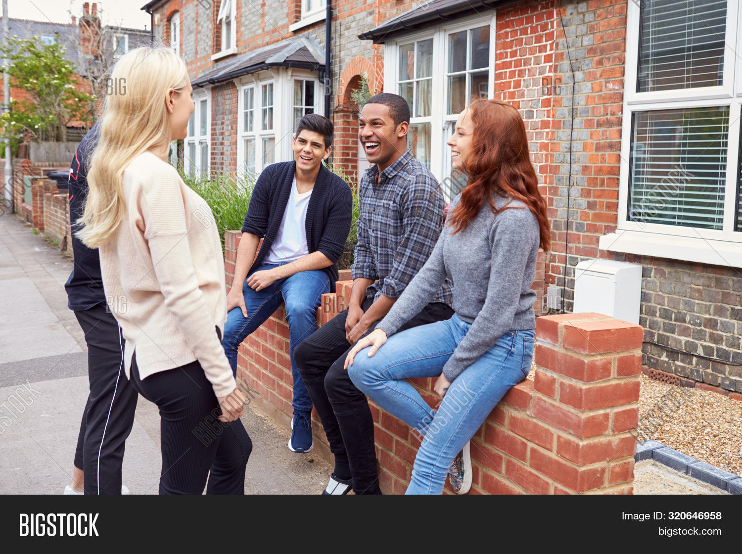 Share your house. Share house в японии. Группа людей в интерьере. Share your house. Rent sharing.