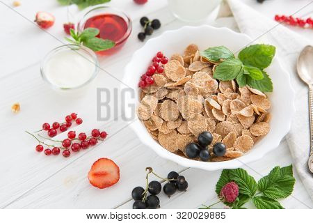 Multigrain Wholewheat Healthy Cereals With Fresh Berry. Healthy Tasty Breakfast Multigrain Wholewhea