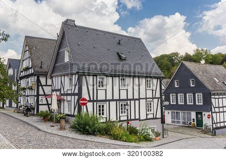 Freudenberg, Germany - August 02, 2019: Cobblestoned Street With Half Timbered Houses In Freudenberg