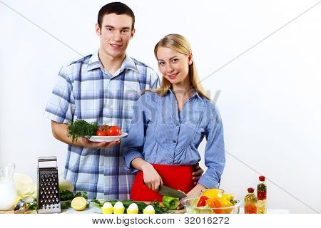 หนุ่มสาวสามีภรรยากัน coooking ที่บ้าน
