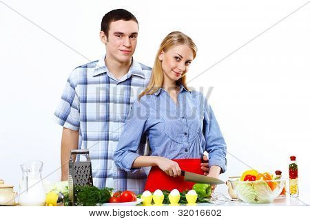 หนุ่มสาวสามีภรรยากัน coooking ที่บ้าน