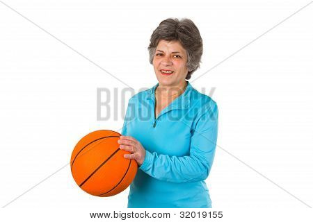 Samice starší drží basketbal