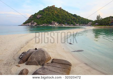 mare spiaggia e mare acqua due laterali su nangyuan island suratthani Thailandia