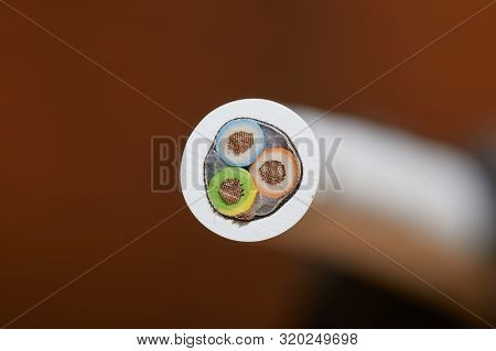 Power cable cut across with 3 copper leads and shileding with drainage wire