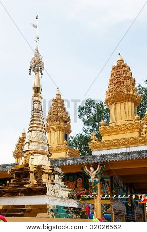 Golden Stupa på Phnom Yat, Cambodja