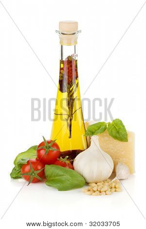 Olivenolie, tomater, basilikum, hvidløg og parmesan. Isoleret på hvid baggrund