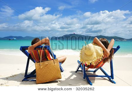 Para na tropikalnej plaży