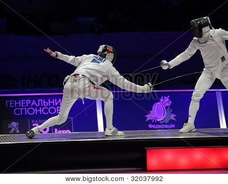 Kiew, Ukraine 14. April 2012: Kampf zwischen Andras Redli, Ungarn und Matthew Trager, Italien, Duri