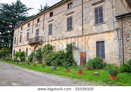 Vigolzone hrad. Emilia-Romagna. Itálie.