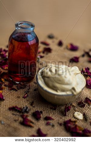 Ubtan/face Mask/face Pack Of Multani Mitti Or Fuller's Earth On Gunny Bag Surface In A Glass Bowl Co