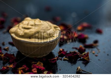 Ubtan/face Mask/face Pack Of Multani Mitti Or Fuller's Earth On Wooden Surface In A Glass Bowl Consi