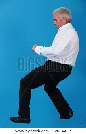 Objeto invisible tira de hombre Senior