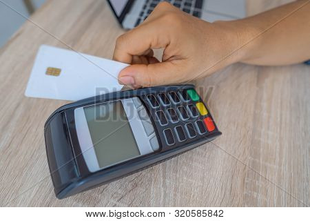 Business Woman Using Her Credit Card To Made A Payment With Edc Machine.