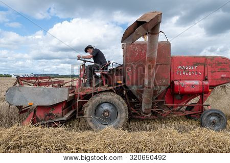 Haselbury Plucknett.somerset.united Kingdom.august 18th 2019.a Vintage Combine Harvester Is Harvesti