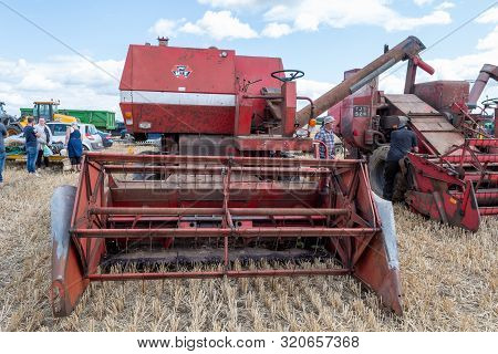 Haselbury Plucknett.somerset.united Kingdom.august 18th 2019.a Vintage Massey Ferguson Combine Harve