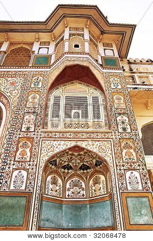 Detail zdobené brány. Amber fort. Jaipur, Indie
