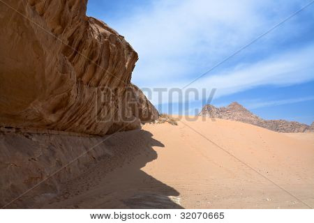 Hiekkakivi kalliot Wadi Rum jälkiruoka