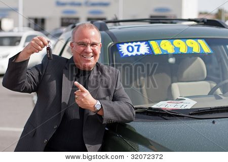 Homme de vente de voiture