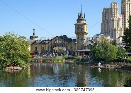 Moscow, Russia - August 13, 2019: Summer View Of The Main Entrance Of The Moscow Zoo From Presnensky