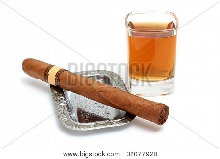 Цветное фото стакан виски и сигарой большой
