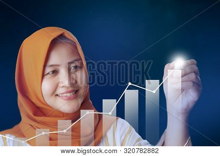Asian Muslim Businesswoman Drawing Business Target Diagram, Performance Indicator In Virtual Screeen