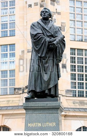 Bronce Statue Of Martin Luther In Dresden, Built By Adolf Von Donndorf In 1885.