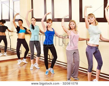  Kvinnor grupp i aerobics klass.