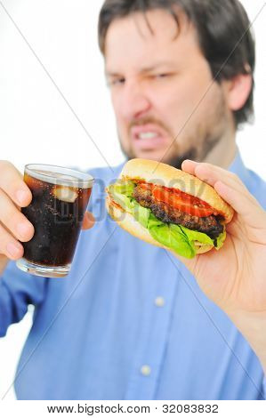Utilfreds mand med sin burger og Cola