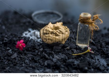 Activated Charcoal Face Mask Consisting Of Bentonite Clay Or Fuller's Earth Or Multani Mitti Or Mulp