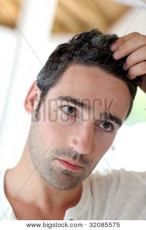 Mann vor Mirrror seine Haare