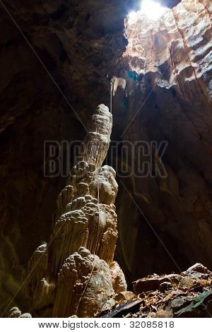 velké stalagmity, jeskyně