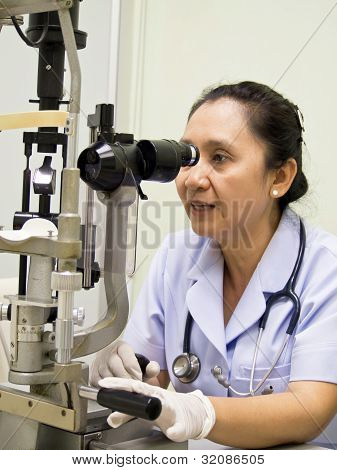 Enfermeira com Optometer