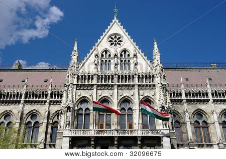 Budapest, la principale entrata ufficiale del Palazzo del Parlamento ungherese, costruito in stile neo-gotico, in t