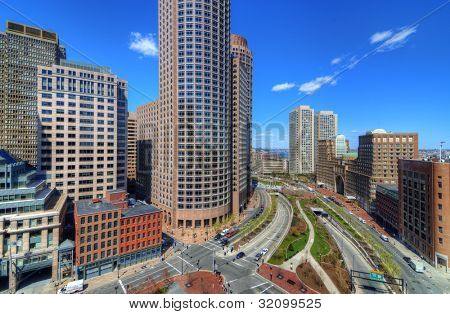 Magas emelkedik mentén Atlantic Avenue, a pénzügyi negyed Boston, Massachusetts.