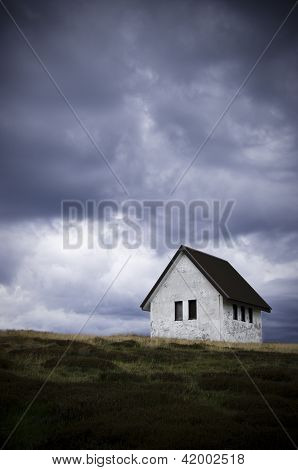 Solitario abbandonato casa su una collina