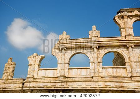 Ruines antiques. Copie de pierre reconstituée de structures architecturales de l'époque romaine.
