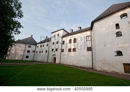 Château de Turku et église au lever du soleil, Finlande