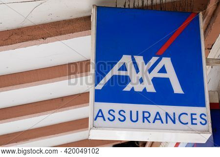 Bordeaux , Aquitaine France - 05 08 2021 : Axa Assurances Logo Brand And Text Blue Sign Front Of Age