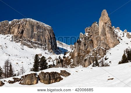 Montagne rocciose sulla stazione sciistica di Arabba, Dolomiti, Italia