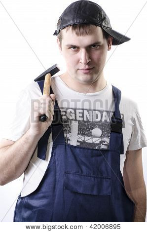 Een man met een hamer