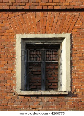 Immured finestra sullo sfondo di muro di mattoni
