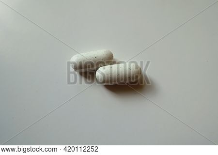 Punctate White Caplets Of Kelp Dietary Supplement (two Items)