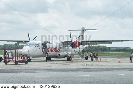 Melaka, Malaysia.  August 18, 2017. Passengers Departing A Malindo Air Passenger Plane On The Runway