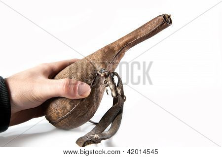 Mano está sosteniendo el viejo odre tallado