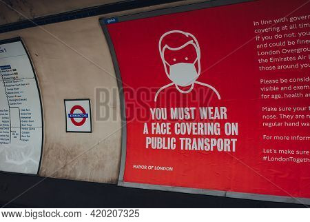 London, Uk - May 09, 2021: Face Covering Requirement Sign On The Platform Of Kennington London Under
