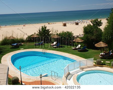 Algarve bölgesi pastoral Praia de Rocha sahilde bölümü.