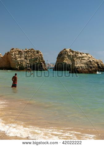 Algarve bölgesi pastoral Praia de Rocha sahilde bölümü.