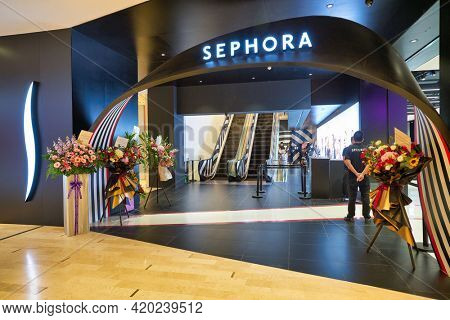 KUALA LUMPUR, MALAYSIA - JANUARY 18, 2020: entrance to Sephora store on grand opening day in Fahrenheit 88 shopping mall in Kuala Lumpur.